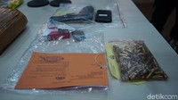 Selain narkoba, polisi juga menyita barang bukti berupa senjata api dengan pelurunya.
