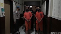 Ia terlihat beserta rekannya, Farhan, mengenakan pakaian oranye atau tahanan narkoba Polres Purwakarta.