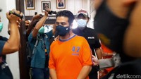 Dari tangan Gathan Saleh Hilabi, polisi menyita satu bungkus plastik klip bening berisi ganja, satu bungkus rokok berisi dua linting ganja, satu linting ganja, senpi glock Austria dan 73 butir peluru.