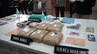 Dia ditangkap setelah polisi menangkap lebih dulu Farhat yang merupakan rekannya.