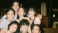 Pemain film Dear Nathan ini tengah memberi kejutan manis untuk temannya. Ia merayakan ulang tahun sang teman dengan memberikan sekotak kue bersama teman-temannya. Foto: Instagram jefrinichol