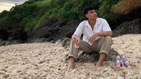 Intip gaya keren Jefri saat meng-endorse produk bir kalengan. Menggunakan kemeja putih, ia santai menggenggam sekaleng bir di pinggir pantai. Foto: Instagram jefrinichol