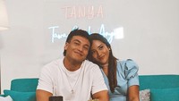 Jefri hadir dalam acara Tanya yang dibawakan Anya Geraldine di YouTube WAW Entertainment. Jefri menceritakan masa kecil hingga cinta pertamanya dalam acara ini. Foto: Instagram Anya Geraldine