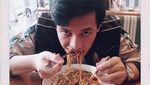Gaya Jefri Nichol Saat Asyik Makan Sate Maranggi hingga Gultik