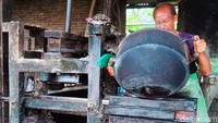 Para perajin mie soon ini mengaku kerepotan menghadapi curah hujan tinggi beberapa hari terakhir. 