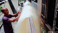 Proses pengeringan mie soun terhambat saat musim hujan seperti sekarang ini. Sebab langit sering mendung seharian dan hujan deras.