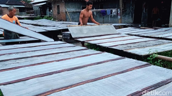 Geliat Perajin Mie Soun Hadapi Musim Hujan Para perajin mi soon atau mi makso berbahan tepung aren di Desa Manjung, Kecamatan Ngawen, Klaten kerepotan menghadapi curah hujan tinggi beberapa hari terakhir. Pengeringan dengan sinar matahari membuat produksi terkendala sebab langit sering mendung seharian dan hujan deras.