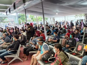 Antrean Membludak, GeNose Test di Stasiun Senen Pakai Sistem Buka Tutup