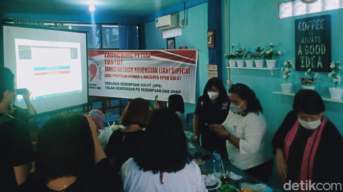 Gerakan Perempuan Sulut launching petisi menuntut Wakil DPRD Sulut mundur, Jumat (5/2/2021), di Kawasan Megamas, Kota Manado. (Trisno Mais/detikcom).