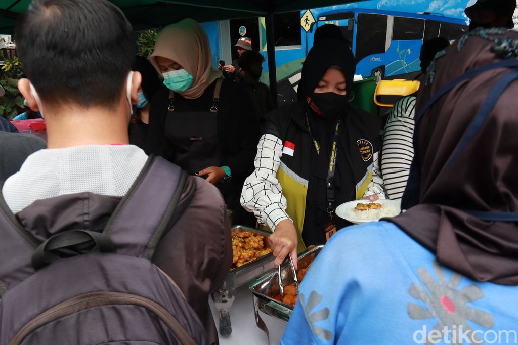 Gerbang Sedekah Bagikan 100 Porsi Makan Gratis Tiap Jum'at