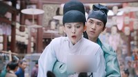 Dalam sebuah adegan di drama Weaving a Tale of Love, tampak Timmy Xu meremas payudara Guli Nazha. Dok.Ist