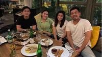 Bersama teman-temanya, acara makan malam di salah satu restoran ini jadi semakin seru. Ada churros hingga makanan Western lainnya yang dipesan Adit dan Ayu. Foto: Instagram @aytingting92/Ist