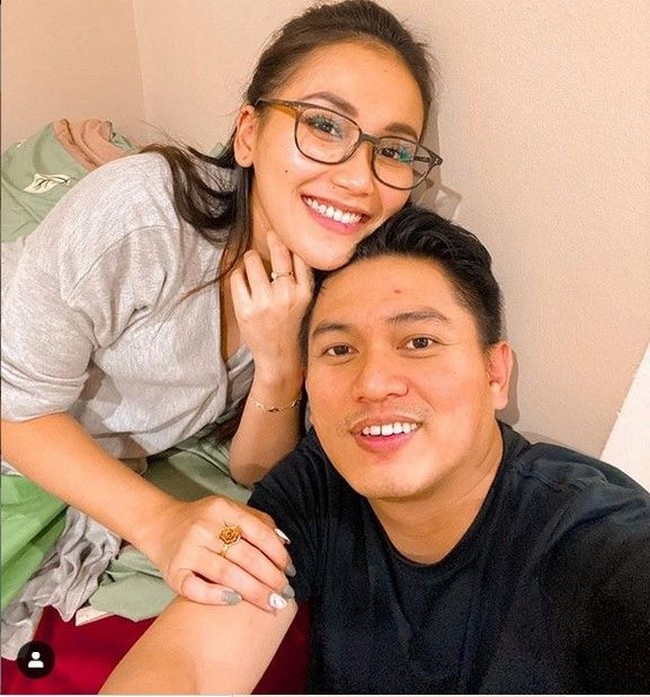 Ayu Ting Ting membatalkan pernikahan hanya beberapa hari sebelum hari H. Sebelumnya, Ayu Ting Ting sempat tunangan dengan Adit Jayusman. Penyebab gagalnya mereka menuju pelaminan masih jadi misteri. Foto: Instagram @aytingting92/Ist