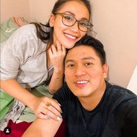 Ayu Ting Ting membatalkan pernikahan hanya beberapa hari sebelum hari H. Sebelumnya, Ayu Ting Ting sempat tunangan dengan Adit Jayusman. Penyebab gagalnya mereka menuju pelaminan masih jadi misteri. Foto: Instagram @aytingting92/Ist