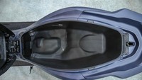 PCX Hybrid punya sejumlah fitur yang nyaris sama dengan PCX 160 standard. Hanya saja, ruang bagasinya lebih kecil, yakni 23,3 liter. Foto: AHM.