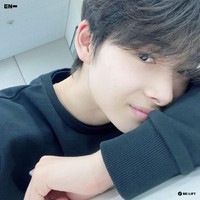 Pria tertampan pada peringkat 18 ini berasal dari Jepang. Ni-Ki ENHYPEN memegang posisi main dancer, vokalis, sekaligus maknae dalam grupnya. Sejumlah penggemar melihat kemiripannya dengan bintang Squid Game, Jung Ho Yeon. Foto: Twitter
