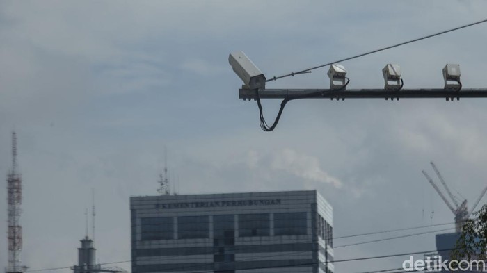 Program E-TLE oleh Kapolri Listyo Sigit bakal diterapkan di sejumlah daerah. Nah, di Jakarta ada lho CCTV yang rusak bahkan menghadap ke langit.