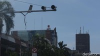 Kabelnya pun nampak putus dan CCTV juga menghadap ke atas.