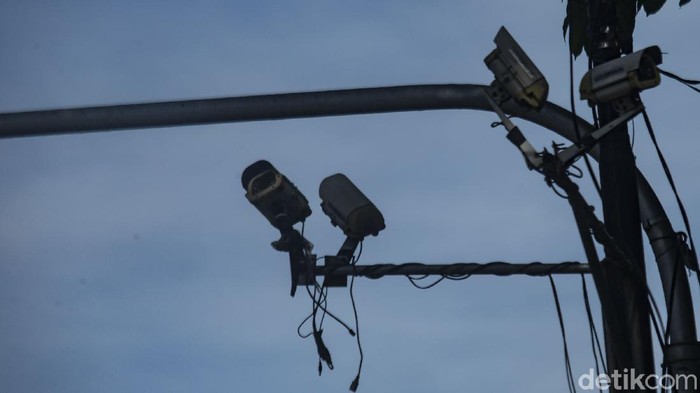 Program E-TLE oleh Kapolri Listyo Sigit bakal diterapkan di sejumlah daerah. Nah, di Jakarta ada lho CCTV yang rusak bahkan menghadap ke langit.