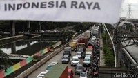 Kemacetan panjang itu terjadi di ruas jalan yang mengarah ke Gunung Sahari.