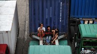 Sejumah truk kontainer juga terjebak macet di jalan tersebut.