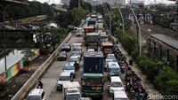 Kendaraan terjebak macet di Jalan RE Martadinata, Jakarta Utara, Jumat (5/2/2021) pagi.