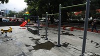 Pagi ini suasana di tempat bermain anak itu tampak sepi. Hanya terlihat warga yang berlalu-lalang di sekitar arena bermain anak.