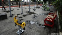 Seorang warga melintas di jalur pedestrian yang telah dilengkapi fasilitas bermain anak, Jumat (5/2/2021).
