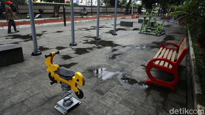 Jalur Pedestrian di Bekasi Ini Disulap Jadi Tempat Bermain Anak Untuk mewujudkan ruang bermain ramah anak, pemerintah Kota Bekasi menata sedemikian rupa. Salah satunya terlihat di jalur pedestarian yang berada di Jalan KH Noer Ali, Kota Bekasi, Jumat (05/02/2021), kini dipasang fasilitas bermain anak.