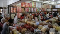 Warga membeli berbagai macam kue kering dan manisan di kawasan Glodok, Jakarta Barat, Jumat (5/2/2021).   