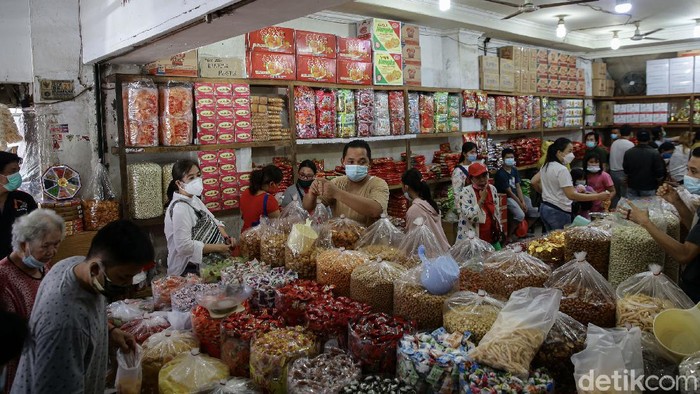 Jelang Imlek, Pedagang Kue Kering Diserbu Pembeli Masyarakat membeli berbagai macam kue kering dan manisan di kawasan Glodok, Jakarta Barat, Jumat (5/2/2021).