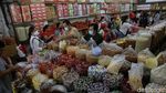 Jelang Imlek, Pedagang Kue Kering Diserbu Pembeli