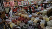 Sepekan menjelang hari raya Imlek, para pedagang kue kering ini terus diserbu oleh pembeli.  