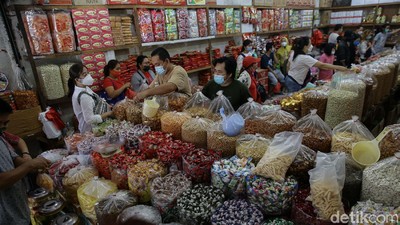 Jelang Imlek, Pedagang Kue Kering Diserbu Pembeli