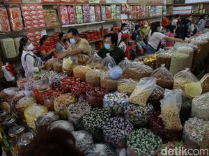 Jelang Imlek, Pedagang Kue Kering Diserbu Pembeli
