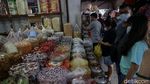 Jelang Imlek, Pedagang Kue Kering Diserbu Pembeli