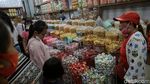 Jelang Imlek, Pedagang Kue Kering Diserbu Pembeli