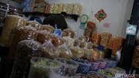 Meskipun tidak seramai tahun sebelumnya, namun ada saja pembeli yang datang ketempat ini.  