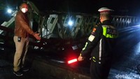 Tampak di bagian ujung jembatan menganga. Sekitar dua meter jembatan melengkung dan menekuk ke bawah.