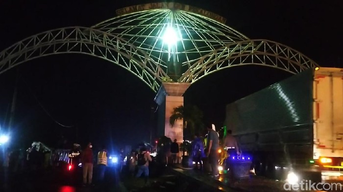 Jembatan Jalan Pantura yang berada di Rembun, Pekalonga yang menghubungkan wilayah Pemalang, Kamis malam (04/01), ambles.