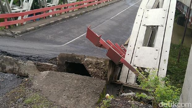 Jembatan Rembun di jalur pantura Pekalongan putus