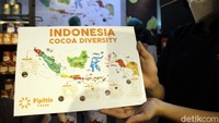 Cokelat-cokelat yang diproduksinya berasal dari bahan baku cokelat dari Aceh hingga Papua Barat.  