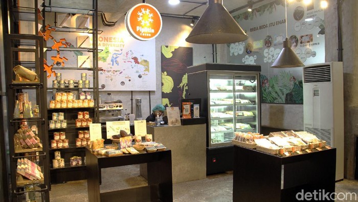 Seorang pegawai menunjukan produk coklat asli buatan Indonesia bertema Valentine di toko Pipiltin Cocoa Jalan Barito, Kebayoran Baru, Jakarta Selatan, Jumat (5/2). Makanan coklat identik dengan perayaan hari Valentine sebagai pemberian tanda kasih sayang
