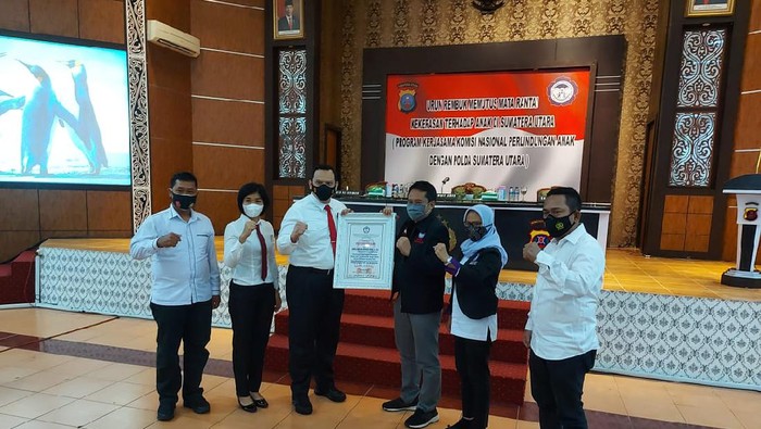 Kapolrestabes Medan Terima Penghargaan Komnas PA