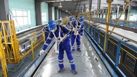 Di sini adalah tempat di mana mesin dan mobil kereta api dibersihkan secara menyeluruh. Foto: Dok. Xinhua/Wang Jianwei