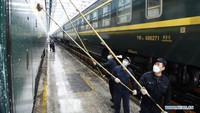 Puluhan pekerja di sini setiap hari sibuk dengan sikat dan selang agar kendaraan bisa menyambut penumpang dengan tampilan segar keesokan harinya. Foto: Dok. Xinhua/Wang Jianwei
