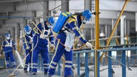 Tampak petugas juga menyemprotkan disinfektan ke setiap sudut badan kereta. Foto: Dok. Xinhua/Wang Jianwei