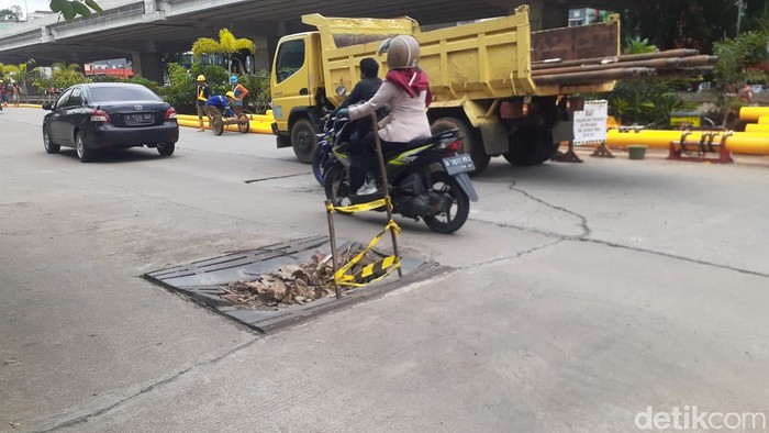 Kerusakan Jl KH Noer Ali atau Jl Raya Kalimalang, sekitar proyek Tol Becakayu, 5 Februari 2021. (Afzal Nur Iman/detikcom)