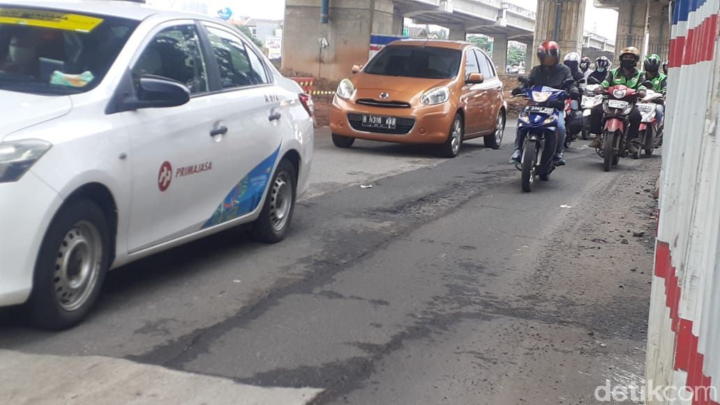 Kerusakan Jl KH Noer Ali atau Jl Raya Kalimalang, sekitar proyek Tol Becakayu, 5 Februari 2021. (Afzal Nur Iman/detikcom)