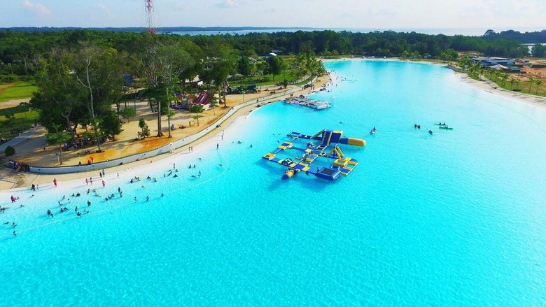 Kolam renang terbesar di Asia Tenggara Kolam renang terbesar di Asia Tenggara